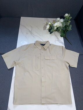 Under Armour Hiking Light Tan Lightweight Shirt Sleeve Button Down Size Medium